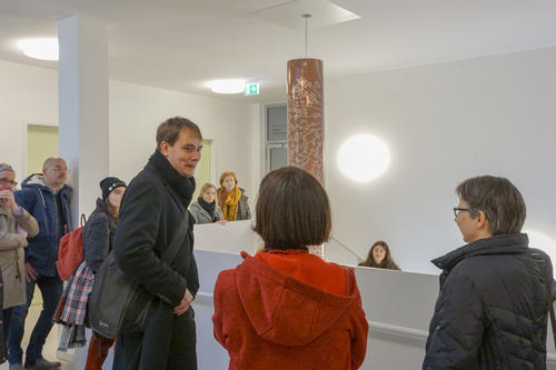 Robert Patz erklärte bei einer Führung durch die Holzlaube seine Kunst.