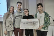 Das Team Plant Friend wurde von der Jury mit dem ersten Preis ausgezeichnet. V.l.n.r.: Oleksandra Ambach (Berliner Sparkasse), Luis Rieke (Wirtschaftspate), Benjamin Wasmer, Julian Zefferer