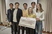 Das Team X-Mas FUN-K landete auf Platz drei. V.l.n.r.: Maurice Mohn (Wirtschaftspate), Denis Beck, Lukas Kursawe, Tobias Bieri, Noemi Giersch, mit Scheck: Tania Schulze (Vorstand Wirtschaftsjunioren Berlin e.V.)