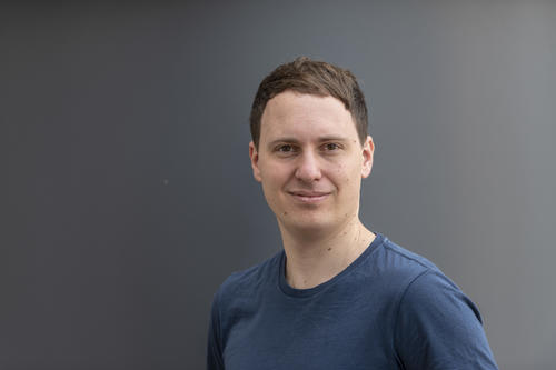 Der promovierte Biochemiker Alexander Neumann führt die Gespräche mit potenziellen Kunden und schafft die Grundlagen für das Start-up: Vom Bankkonto über das Logo bis zum Berichtswesen.