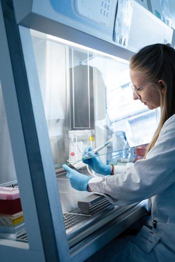 Anja Himmelstein im weißen Laborkittel bei Laborarbeiten