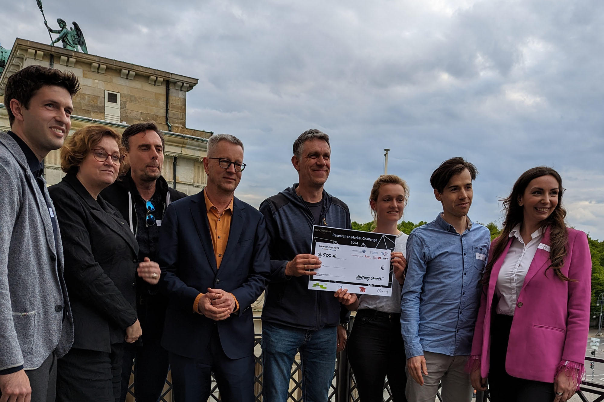 Die Biochemiker*innen von Oncovirtuous zerstören Krebszellen mit Virus-mRNA.