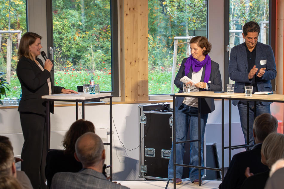 „Mit der GmbH haben wir ein Format für Kooperationen zwischen Wirtschaft und der Universität geschaffen“, sagte Andrea Güttner (2.v.l.), Kanzlerin der Freien Universität, zur Eröffnung.