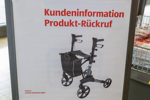 Gut gelöst: Produktrückruf durch ein großes Unternehmen, das mit einem Aufsteller im Laden darauf hinweist.
