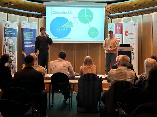 Auch der Pitch vom Team „Ticket Reseller“ überzeugte. Für ihre Idee, ein Portal zum Ver- und Ankauf von Opernkarten zu entwickeln, erhielten sie den dritte Preis.