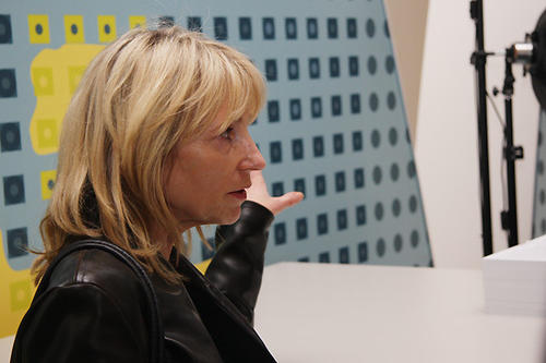 Professorin Viola König, Leiterin des Ethnologischen Museums, erklärt den Besuchern das Ausstellungskonzept für das geplante "Humboldt-Forum"