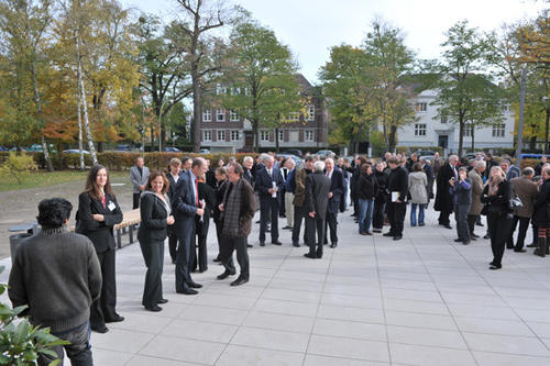 Vor dem Hahn-Meitner-Bau verfolgten die Gäste die Enthüllung des neuen Namenzuges. Den Startschuss gab Prof. Dr. Peter-André Alt, der Präsident der Freien Universität Berlin.