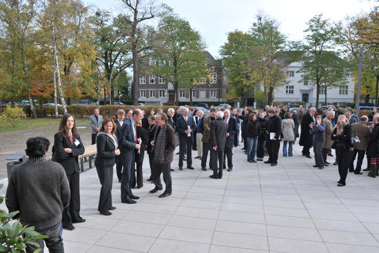 Vor dem Hahn-Meitner-Bau verfolgten die Gäste die Enthüllung des neuen Namenzuges. Den Startschuss gab Prof. Dr. Peter-André Alt, der Präsident der Freien Universität Berlin.