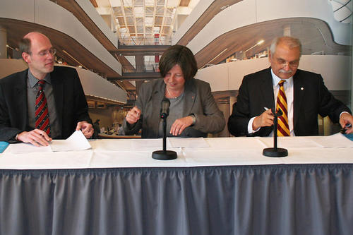 Die Klimaschutzvereinbarung unterzeichneten Professor Peter-André Alt, Umweltsenatorin Katrin Lompscher sowie der Kanzler der Freien Universität, Peter Lange (v.l.n.r.)
