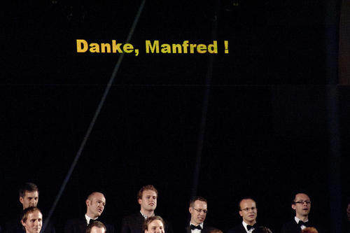 „Für Dich soll’s rote Rosen regnen“ sang der Chor – und bedankte sich bei Manfred Fabricius mit zahlreichen roten Rosen.