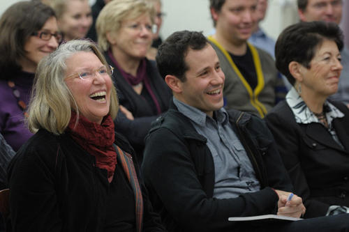 Nancy Fraser (links), Ethan Miller, Postdoktorand (Mitte), Brigitte Fluck, Ehefrau von Prof. Winfried Fluck, pensionierter Leiter der Abteilung Kultur im Kennedy-Institut, Mitglied und ehemaliger Vize-Direktor der Graduiertenschule.