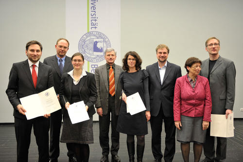 Ausgezeichnete Doktoren und ihre Erstgutachter (v.l.n.r.): Philipp Olias und Professor Achim Gruber, Christine Beemelmanns und Professor Hans-Ulrich Reißig, Nina Elsemann und Professor Stefan Rinke, Professorin Claudia Ulbrich und Sebastian Kühn.