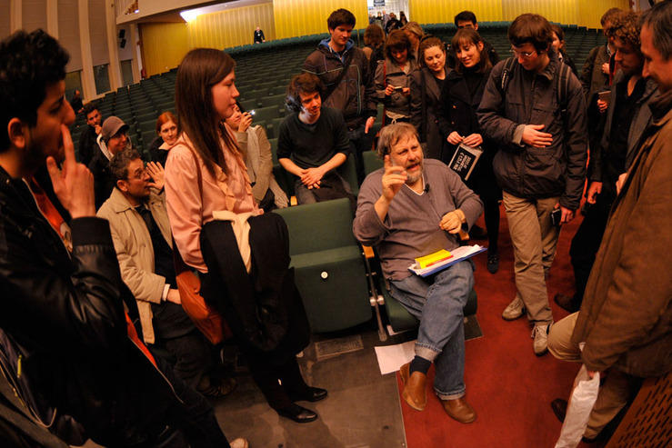 … scharte sich ein Kreis Interessierter um den slowenischen Philosophen mit Popstar-Status.