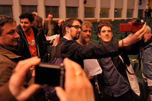 Ein Erinnerungsfoto mit Slavoj Žižek - das wollten sich einige Zuhörer nicht entgehen lassen.