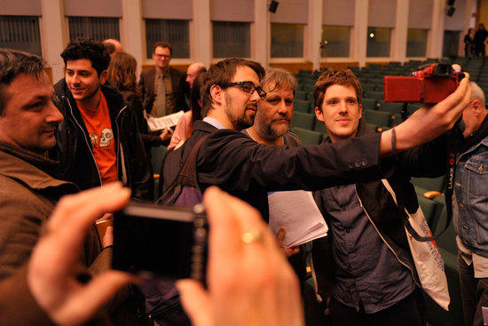 Ein Erinnerungsfoto mit Slavoj Žižek - das wollten sich einige Zuhörer nicht entgehen lassen.