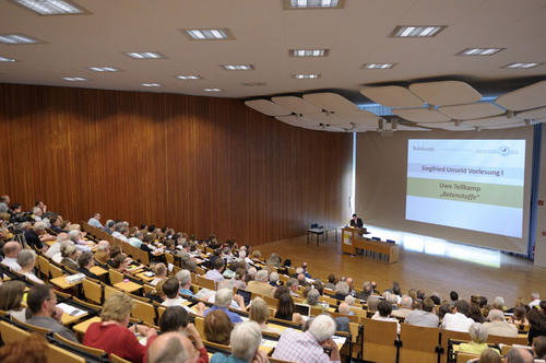 Der Deutsche Buchpreisträger 2008 sprach an der Freien Universität Berlin über die Wirkungskraft von Fiktion – dem Wesen von Literatur.