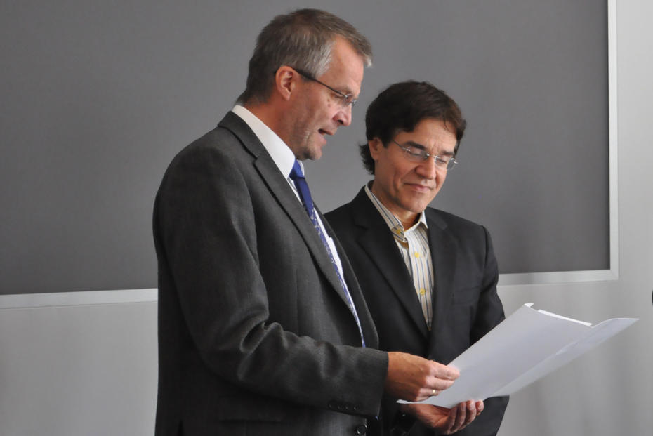 Professor Ronnie Schöb (li.), Dekan des Fachbereichs Wirtschaftswissenschaft, verlieh Professor Edward Zajac die Ehrendoktorwürde der Freien Universität.