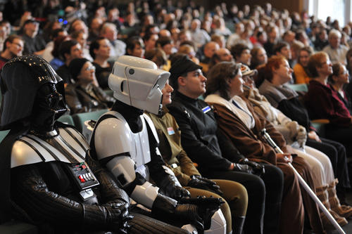 Mehrere hundert Zuschauer verfolgten Captain Zitt’s Vorlesung im Audimax der Freien Universität. Der Livestream für alle, die nicht dabei sein konnten, erhielt rund 154.00 Klicks.