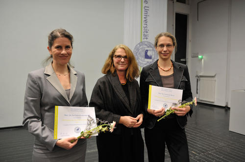 Ausgezeichnet für ihr beispielhaftes Engagement: Prof. Dr. Eva Cancik-Kirschbaum (li.) und Prof. Dr. Stephanie Reich (r.). In der Mitte: Dr. Martina van de Sand, Geschäftsführende Direktorin der Dahlem Research School.