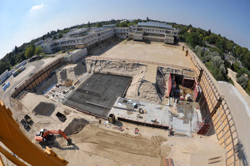 Die Freie Universität hat Großes vor: Ende August wurde der<a href=“http://www.fu-berlin.de/campusleben/campus/2012/120829_neubau_kleine_faecher“> Grundstein für den Neubau für die Kleinen Fächer</a> gelegt.