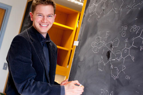 Der Chemiker Tobias Ritter erhielt den <a href=“http://www.fu-berlin.de/campusleben/campus/2012/121031_klung/index.html“>Klung-Wilhelmy-Weberbank-Preis </a>für seine innovative Fluor-Forschung.