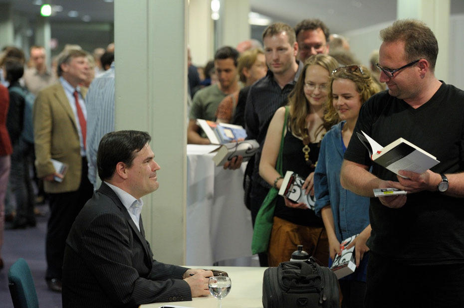 Der Schriftsteller Uwe Tellkamp hielt die erste <a href="http://www.fu-berlin.de/campusleben/campus/2012/120525_siegfried_unseld/index.html">Siegfried-Unseld-Vorlesung </a> an der Freien Universität.