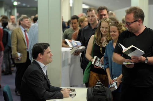 Der Schriftsteller Uwe Tellkamp hielt die erste <a href="http://www.fu-berlin.de/campusleben/campus/2012/120525_siegfried_unseld/index.html">Siegfried-Unseld-Vorlesung </a> an der Freien Universität.