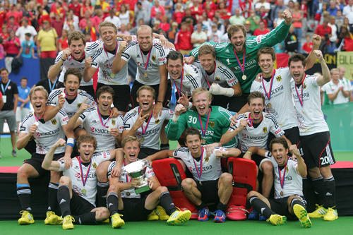 Holte sich im August mit den deutschen Hockey-Herren den EM-Pokal: <a href=http://www.fu-berlin.de/campusleben/lernen-und-lehren/2013/130828_arnold_hockeyem/>Pilt Arnold</a> (1. Reihe, 2.v.r.), Jurastudent der Freien Universität.
