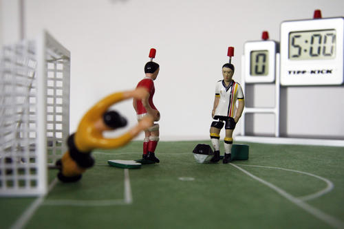 Wer macht das Tor? Passende Prognosen zu solchen Fragen sind beim „kicktipp"-Spiel der Freien Universität gefragt. Erfolgreichen Tippern winkt ein Tipp-Kick-Spiel.