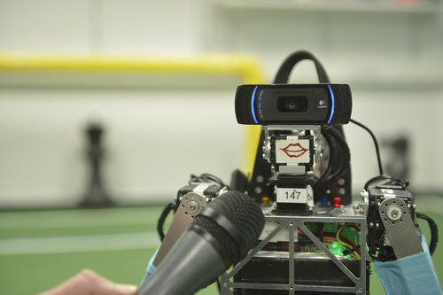 Mit einem Lächeln auf den Lippen: Ada, Spielerin der Fußballroboter der Freien Universität, stand campus.leben Rede und Antwort.