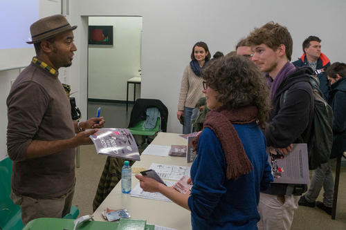 Der renommierte Cartoonist Keith Knight kam zur Eröffnung der neuen Comic-Sammlung an das JFKI.
