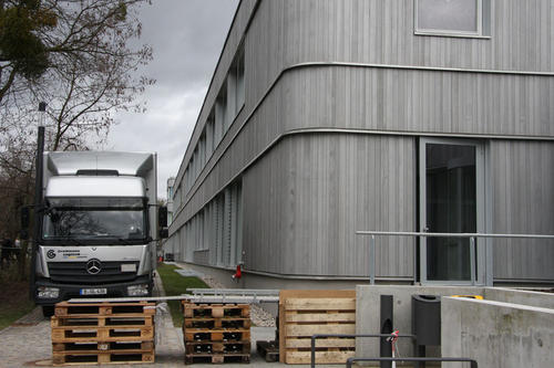 Die Bücher werden lasterweise angeliefert, dann werden sie von der Spedition auf Rollwagen zu den entsprechenden Regalen gefahren und dort von den Bibliotheksmitarbeitern nach dem Prinzip der Regensburger Verbundklassifikation eingeräumt.