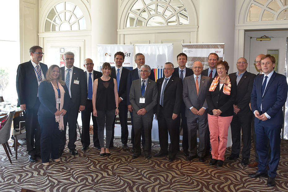Teilnehmer der Auftaktveranstaltung, darunter Brigitte Zypries (4. v. r.), Steffen Krach (6. v. l.) und Professor Klaus Mühlhahn, Vizepräsident der Freie Universität Berlin für Internationales (7. v. r.).