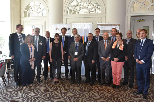 Teilnehmer der Auftaktveranstaltung, darunter Brigitte Zypries (4. v. r.), Steffen Krach (6. v. l.) und Professor Klaus Mühlhahn, Vizepräsident der Freie Universität Berlin für Internationales (7. v. r.).