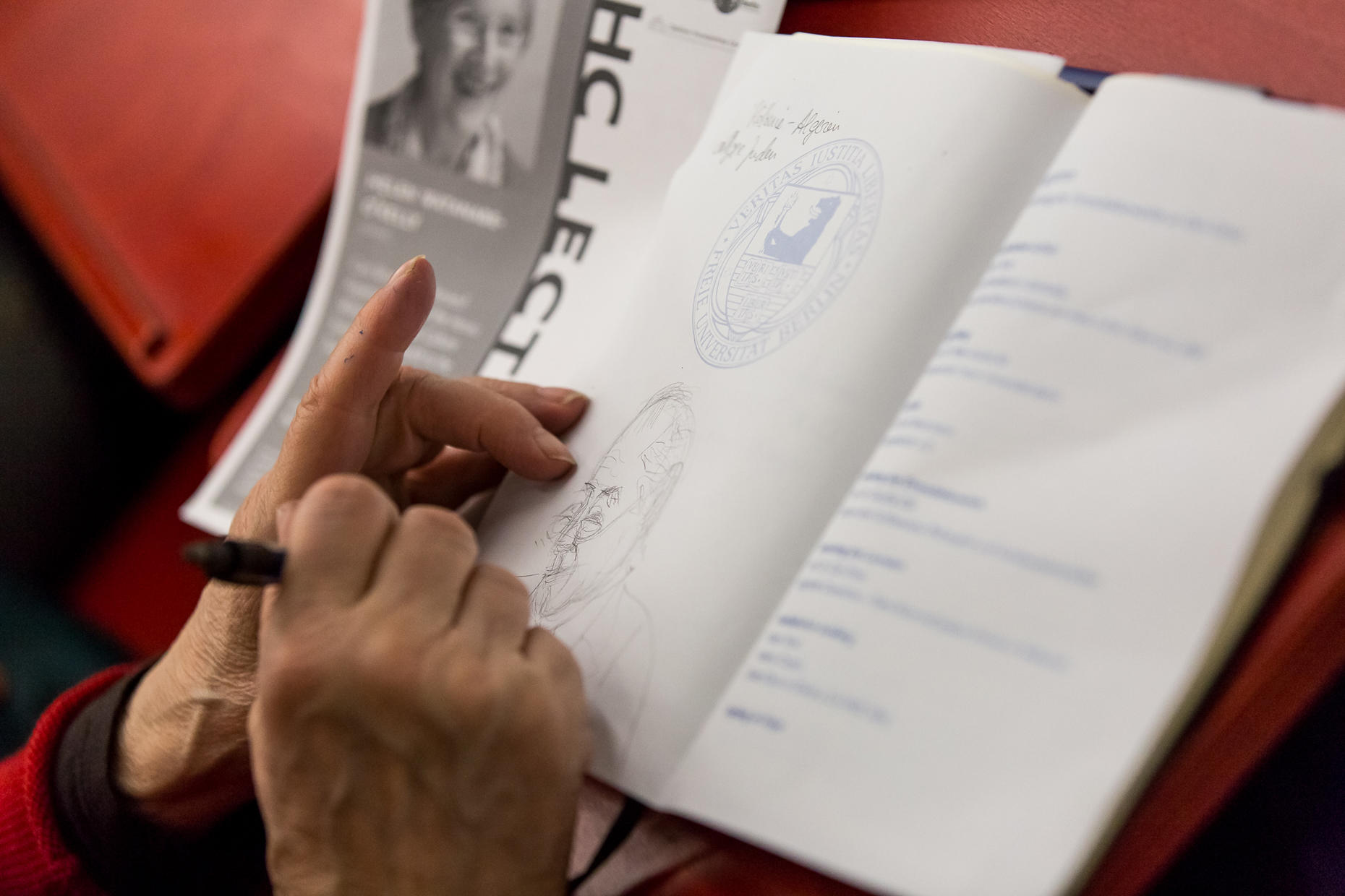 Eine talentierte Zuschauerin zeichnete den Laureaten während seines Vortrags.