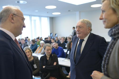 Am Morgen des ersten Kolloquiumstages hatte der französische Botschafter H. E. Philippe Etienne dem französischen Dokumentarfilmer an der Freien Universität gratuliert: Der 27. November war Claude Lanzmanns 90. Geburtstag.