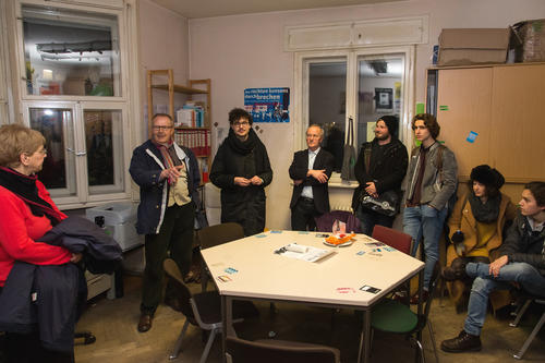 Der frühere AVL-Student Walter Kreipe zeigte Besuchern den Seminarraum im ehemaligen Seminar für AVL, damals Kiebitzweg 23, heute die Asta-Villa in der Otto-von-Simson-Straße 23.