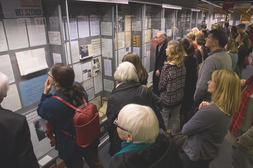 Erste Gelegenheit, die Vitrinen anzusehen: am Jubiläumstag in der Philologischen Bibliothek der Freien Universität Berlin.