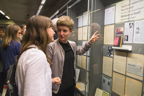 Ausgestellte Seminararbeit: Clara Gross (r.) und Lydia Dimitrow gehören zu der Studierendengruppe, die die Institutsgeschichte aufgearbeitet und die Schau kuratiert hat.