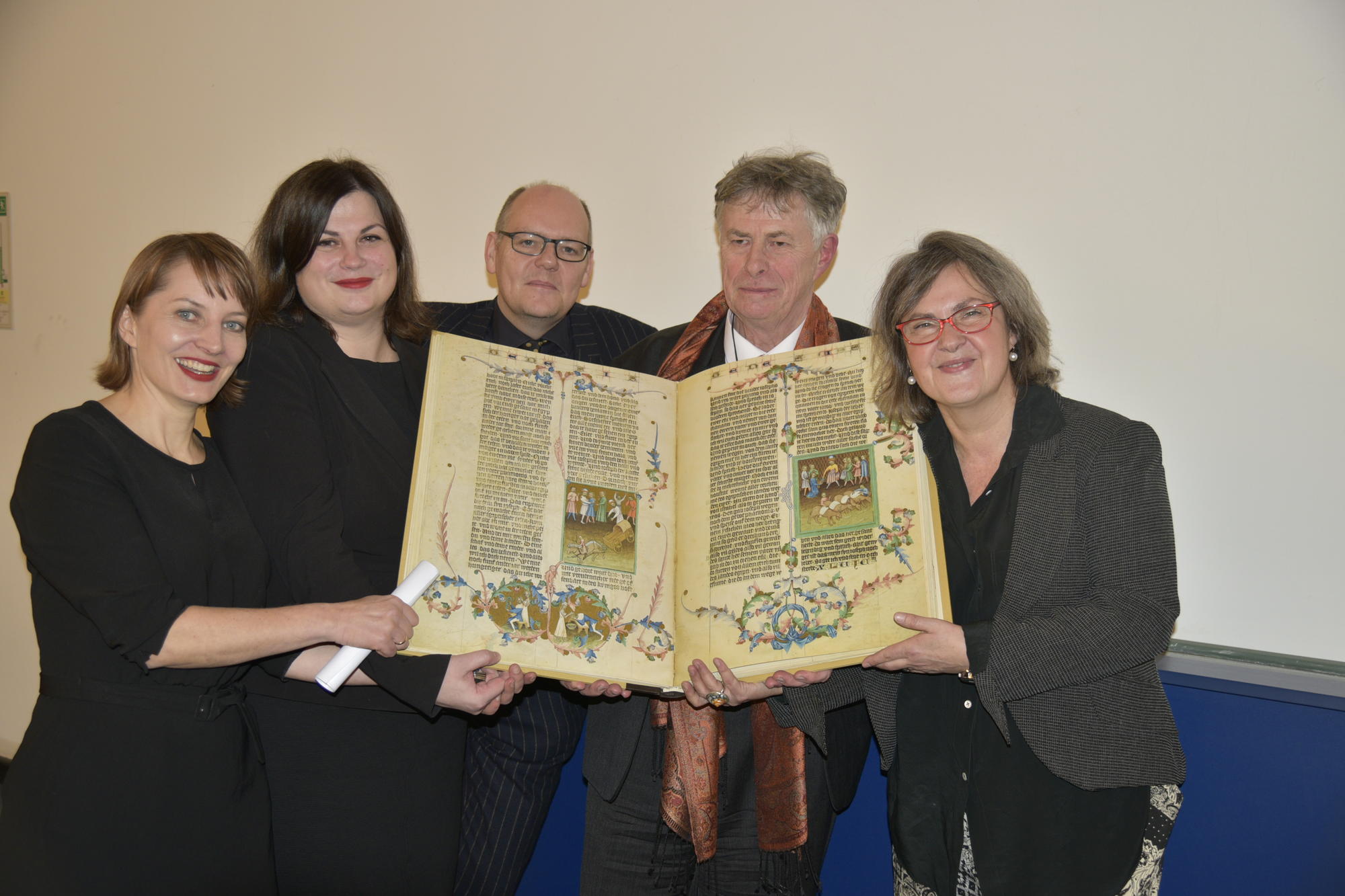 Ulrike Tarnow von der Bibliothek des Kunsthistorischen Instituts, Karin Gludovatz, Dekanin des Fachbereichs Geschichts- und Kulturwissenschaften, Kunsthistoriker Peter Geimer, Kunsthistoriker Eberhard König und Dunja Noack bei der Faksimile-Übergabe.