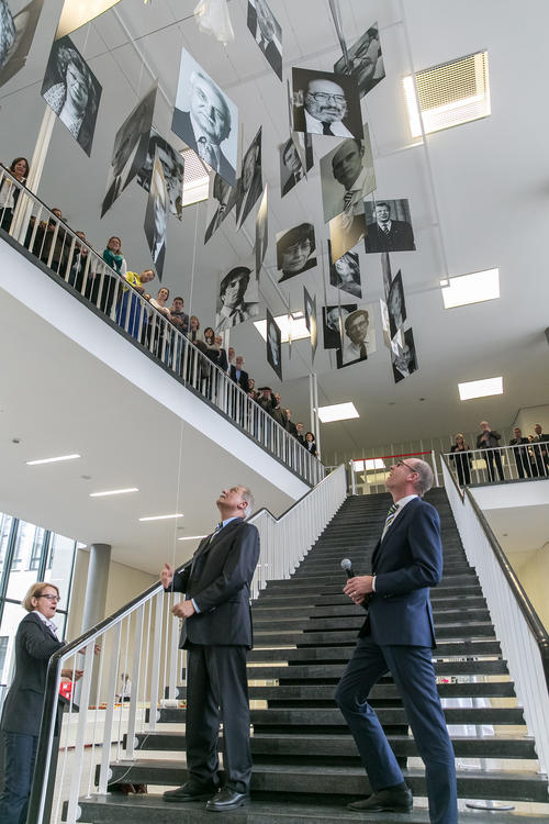 Willkommen im Club: Peter Lange enthüllt sein Porträt im Foyer des Henry-Ford-Baus neben denen von Freunden, Förderern und berühmten Persönlichkeiten, die der Freien Universität verbunden sind.