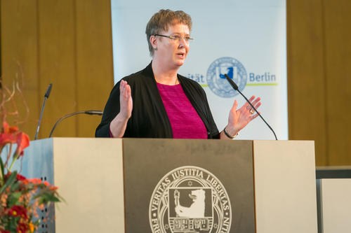 Prof. Dr. Ulrike Gutheil, Erste stellv. Bundessprecherin der Kanzlerinnen und Kanzler der Universitäten Deutschlands und Kanzlerin der TU Berlin: Peter Lange habe oft gekämpft – „mit feiner Klinge, aber auch mal mit einem harten rechten Haken“.