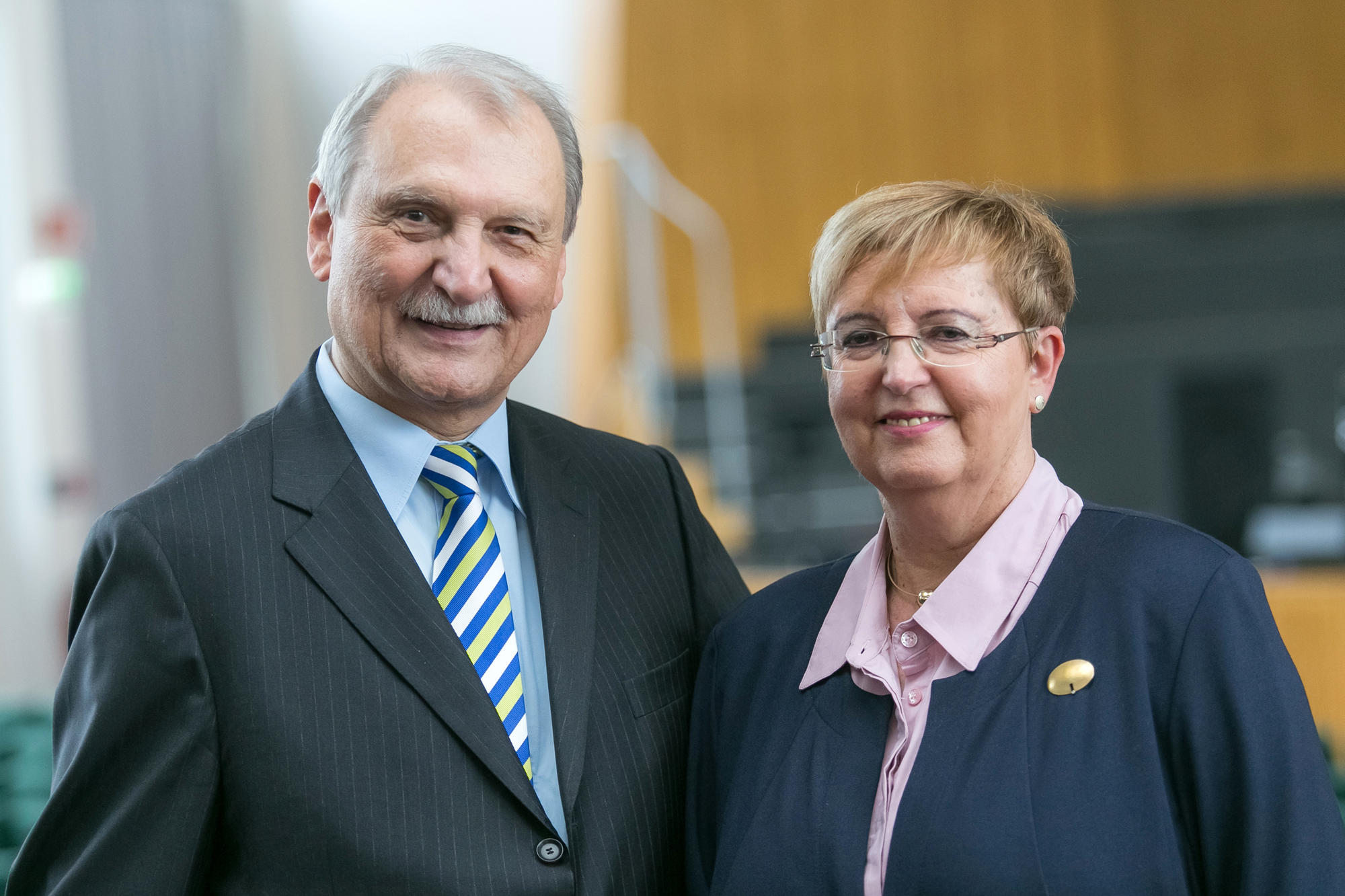 Peter Lange mit Ehefrau Gudrun Schröder-Lange – „seine Gesprächspartnerin, Beraterin, Pressestelle“, wie Präsident Peter-André Alt hervorhob.