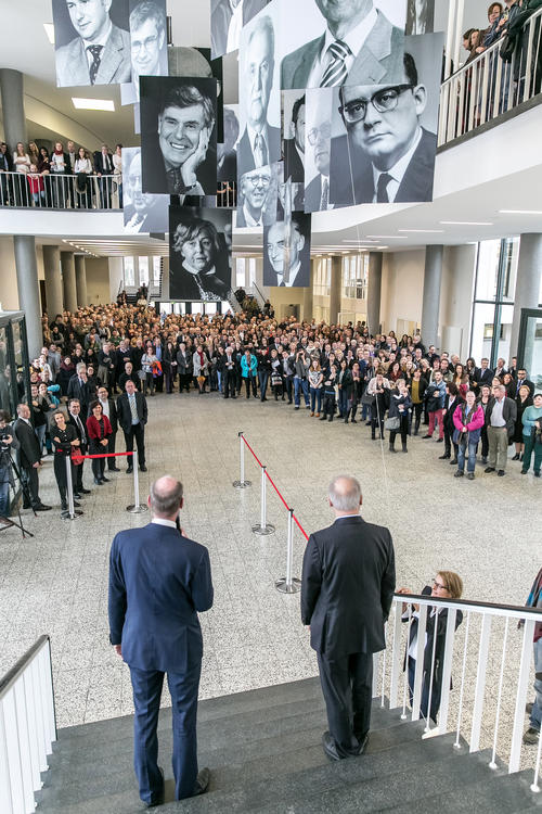 An die Feier und die Enthüllung des Kanzler-Porträts schloss sich ein Empfang im Foyer des Henry-Ford-Baus an.