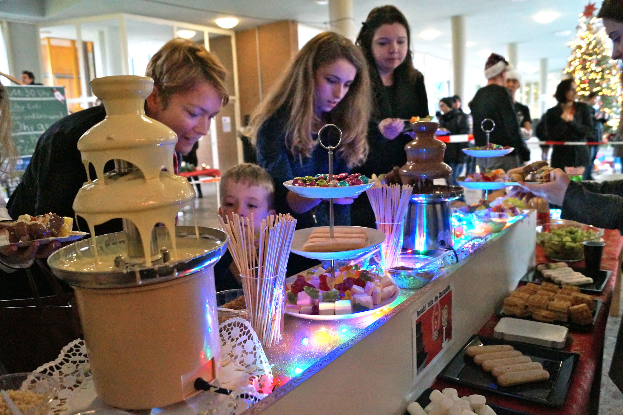 Obst, Waffeln, Kekse oder Marshmallows: Das Buffet am Schokoladenbrunnen war riesig.