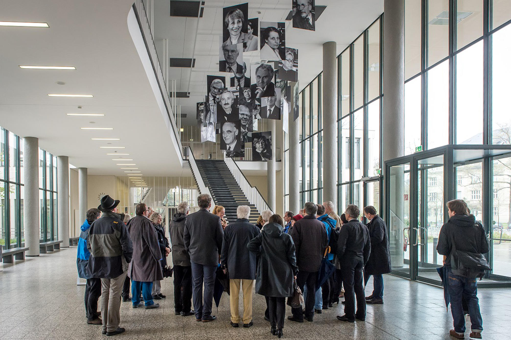 ...hatten sie zuvor das Mobile mit Porträts berühmter Alumni besichtigt.