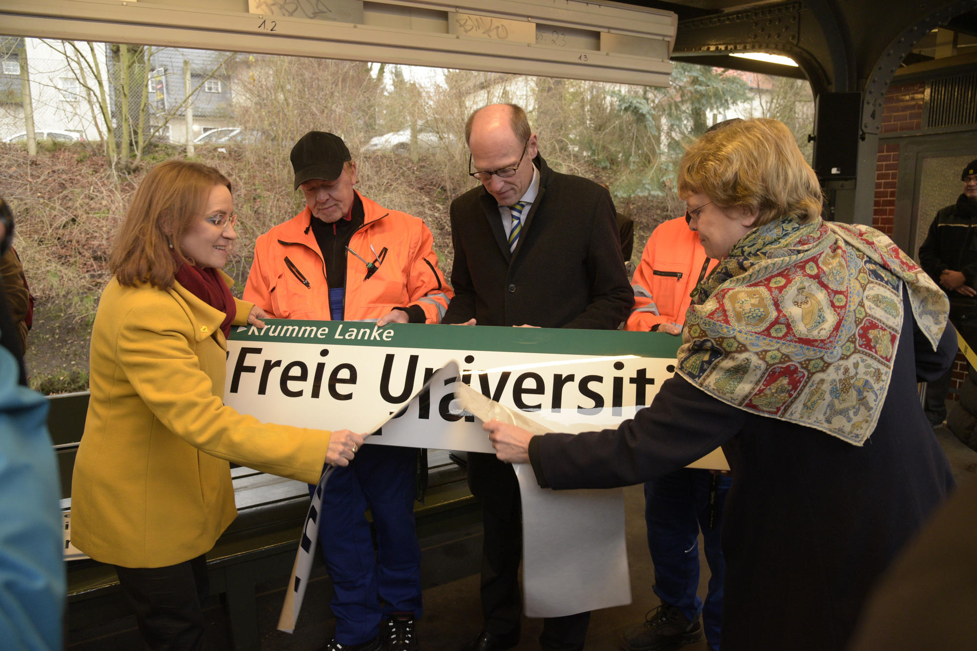 Gemeinsam für den neuen Namen: Sigrid Evelyn Nikutta, Vorstandsvorsitzende der BVG, BVG-Mitarbeiter Wolfgang Murzoch, Universitätspräsident Professor Peter-André Alt und Bezirksbürgermeisterin Cerstin Richter-Kotowski (v.l.n.r.)