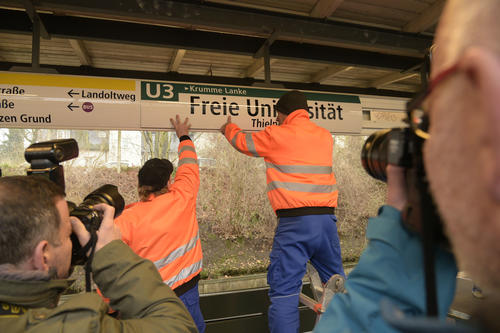 Namensgebung vor Publikum: Journalisten hielten die Umbenenennung in Wort und Ton fest.