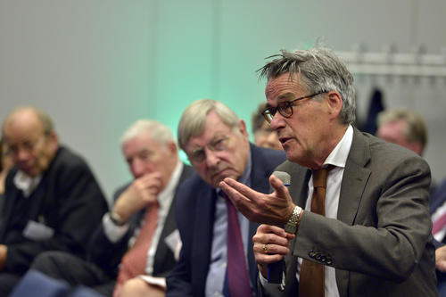Die Frage nach der gesellschaftlichen Verantwortung von Universitäten wurde in der Diskussion mit dem Publikum aufgeworfen. Im Bild: IC-Mitglied Sijbolt Noorda.