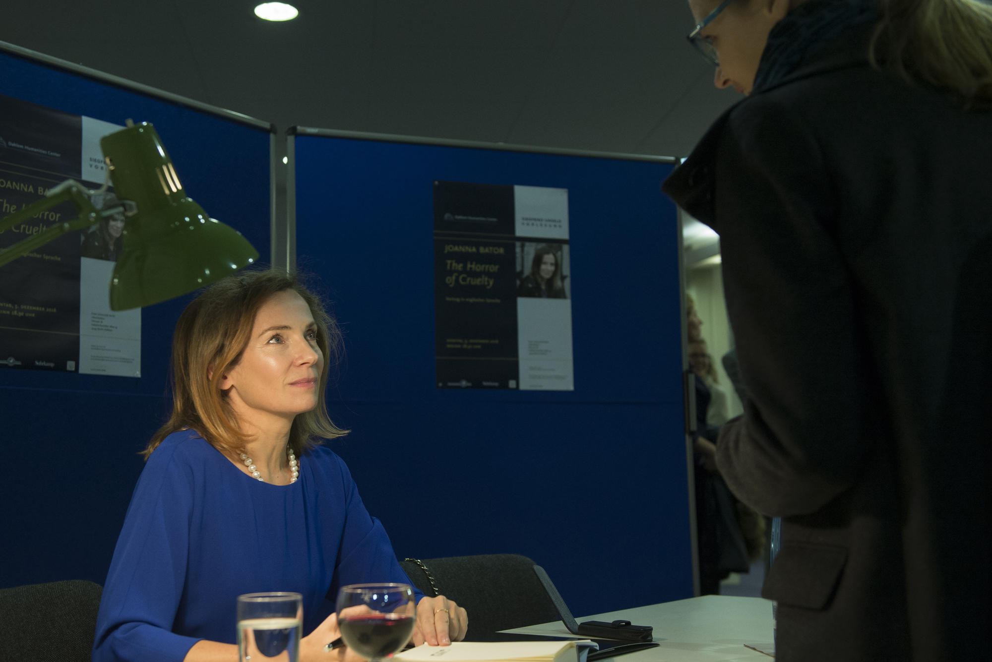 Im Gespräch mit ihren Lesern: Nach der Vorlesung signierte Joanna Bator ihre Bücher.